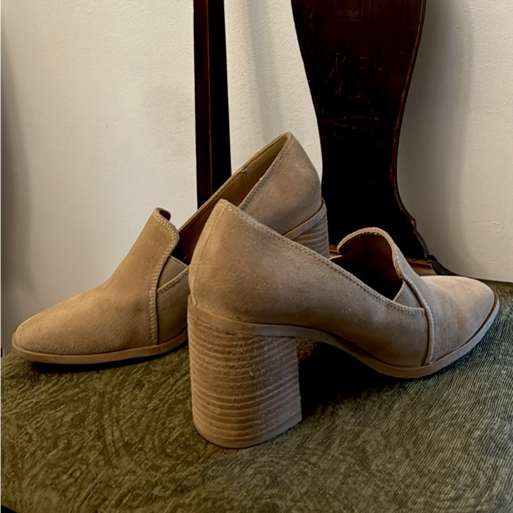 Women’s size 8 tan chunky closed toe heel